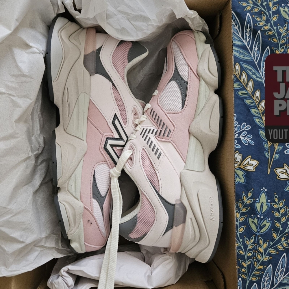 New Balance 9060 pink